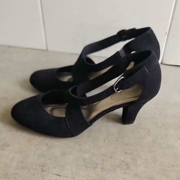 Elegant Black Double Strap Heels - Picture 4 of 9
